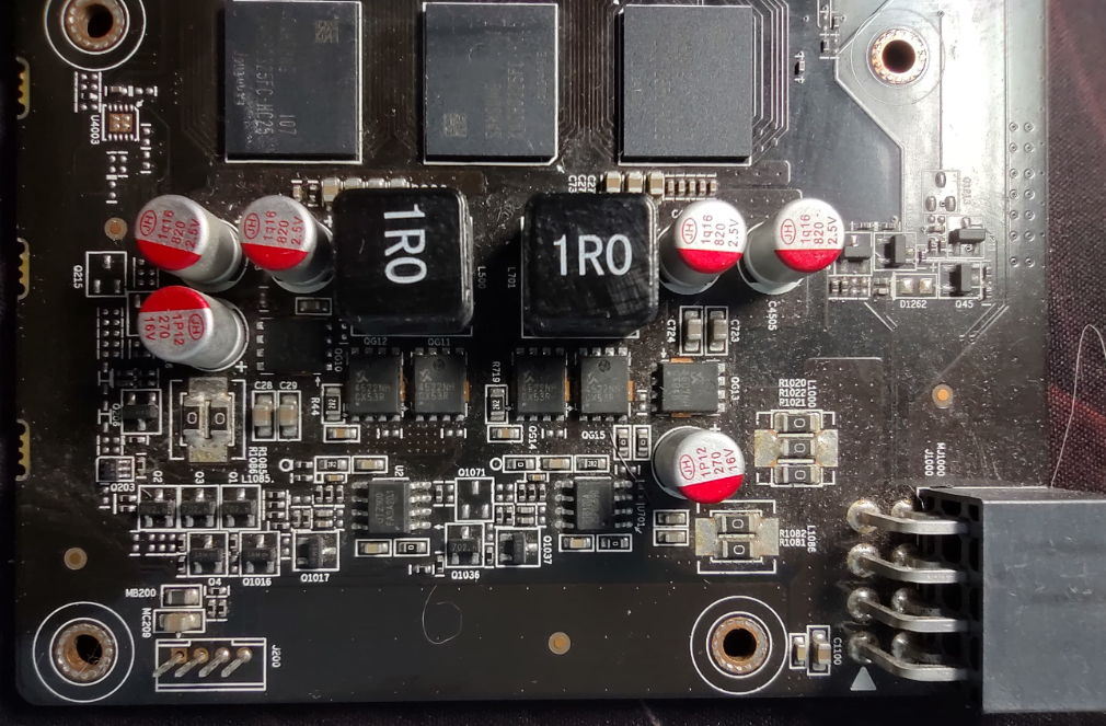 显卡供电模块 PCB 特写