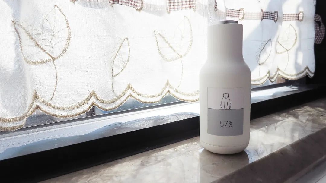 放置在窗台上的白色圆柱形智能设备