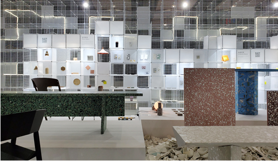 展览中的石材样品展示与深绿色长桌