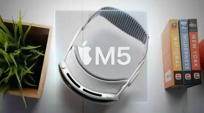 桌面俯拍，一副白色耳机前方叠加透明Apple M5标志，旁有书籍和绿植