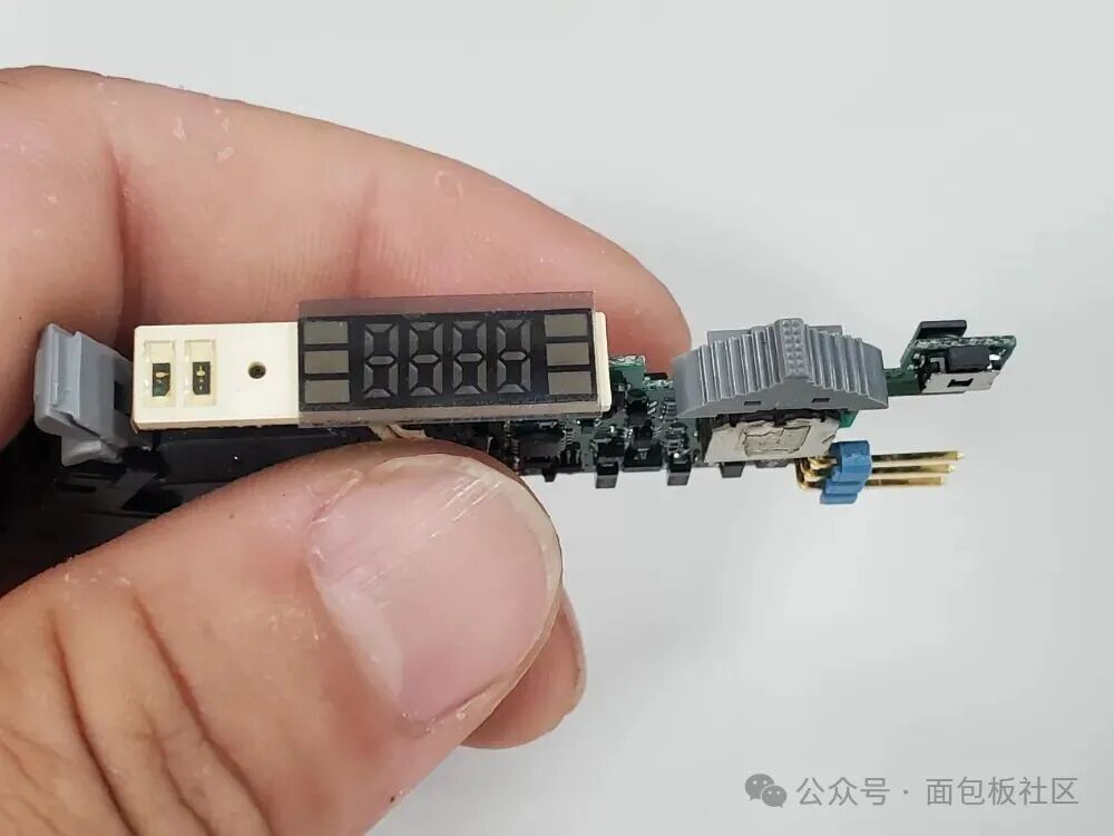 主板侧向观察立体结构