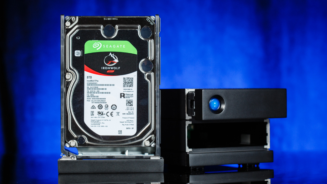安装在托架上的希捷IronWolf 8TB NAS硬盘