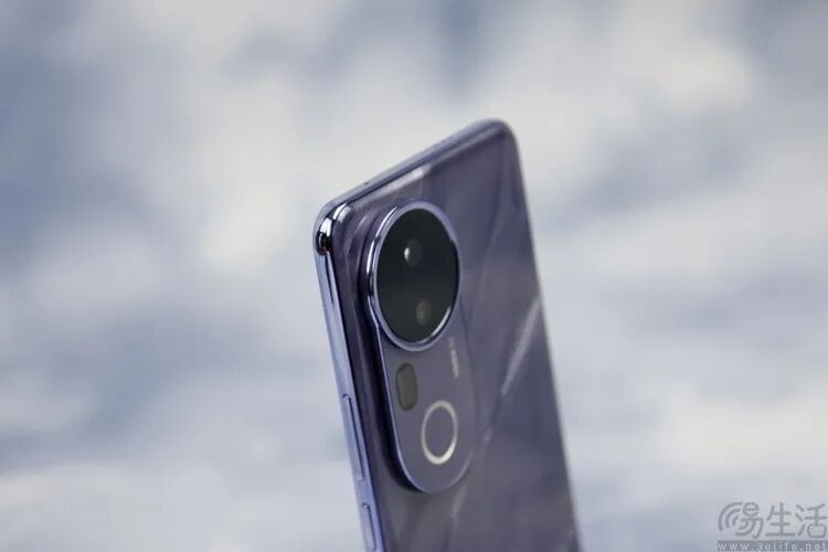 深蓝色手机背面与圆形摄像头模组