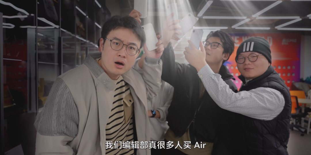 三名男子在室内,其中一人表情惊讶,两人举着手机