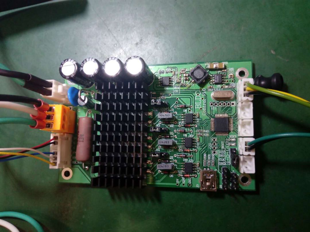 加装散热片的控制器