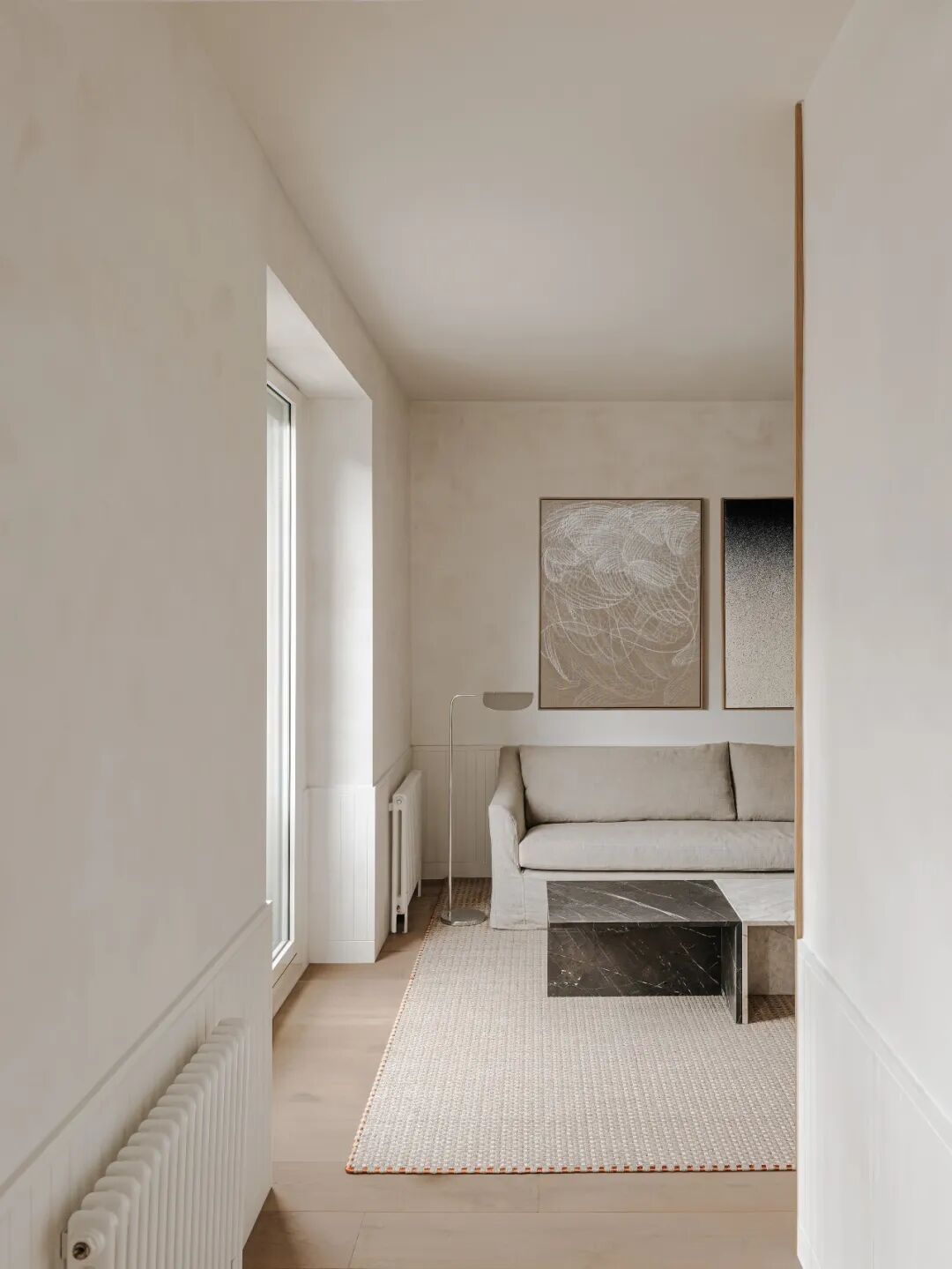 巴塞罗那公寓走廊与客厅视角