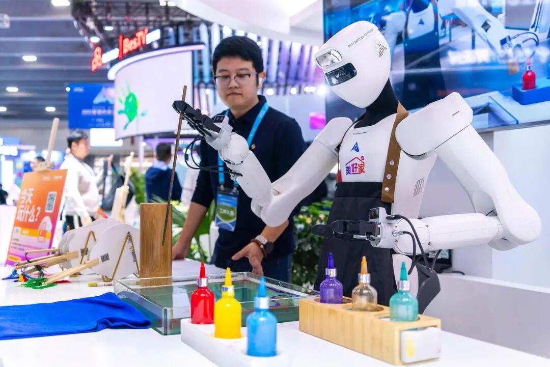 轮臂机器人在数智科技生态大会现场绘制漆扇