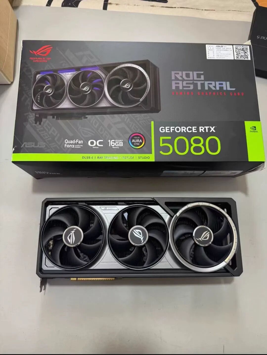 华硕ROG ASTRAL GeForce RTX 5080显卡及包装盒