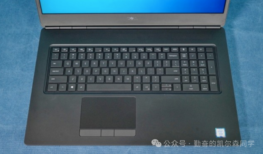 戴尔Precision 7750键盘与触控板特写