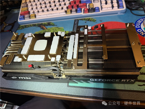 拆掉散热模块后可见大面积铜质热管与导热垫的显卡背面
