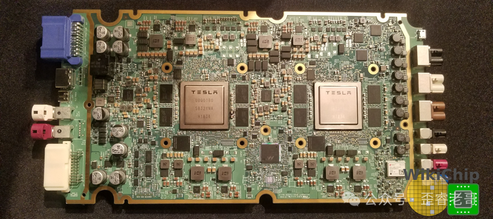 搭载两颗TESLA芯片的电路板