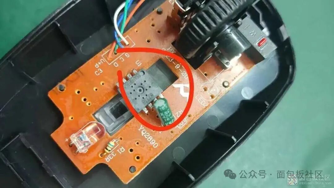 8733B主控芯片在电路板上的位置