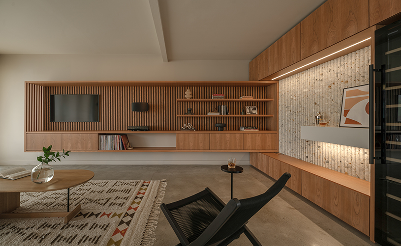 高地公寓客厅，木纹电视墙与石材酒柜