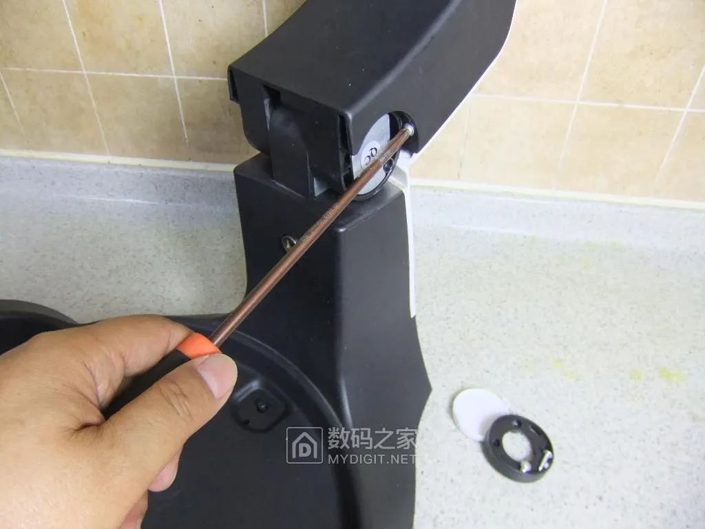 拆卸提手内部螺丝