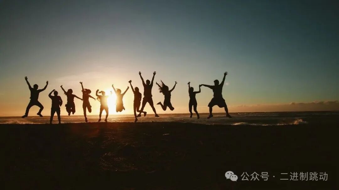 海滩上的人群剪影，背景是落日与海面，氛围轻松活跃