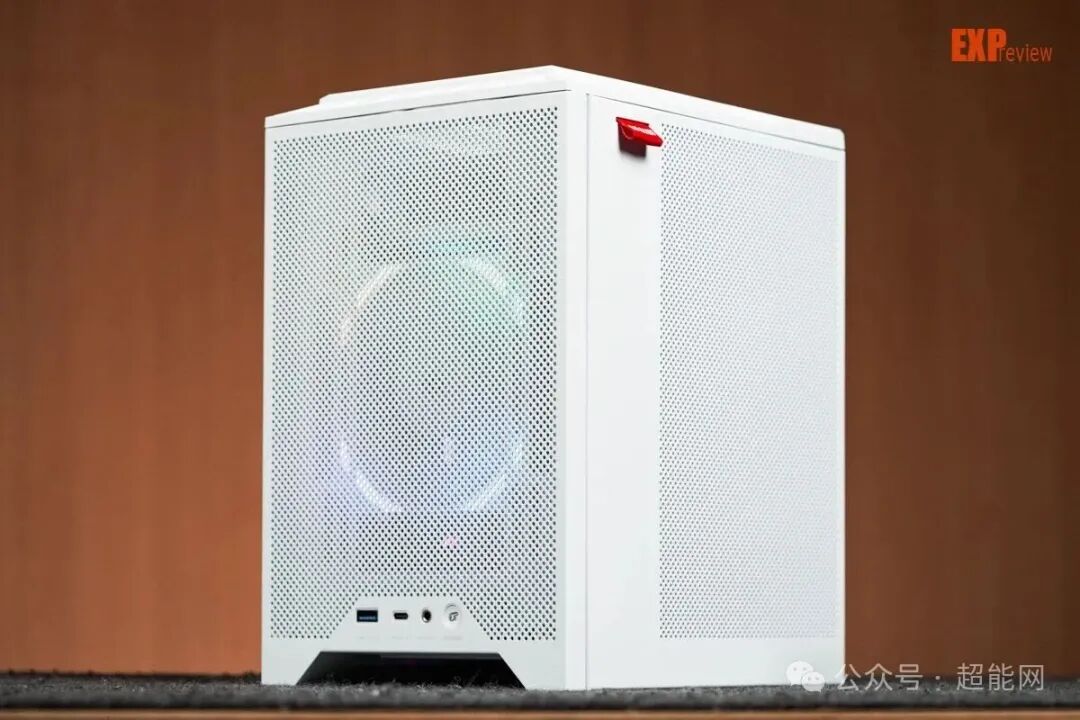 iGame C24 Mini FROZEN 白色机箱外观