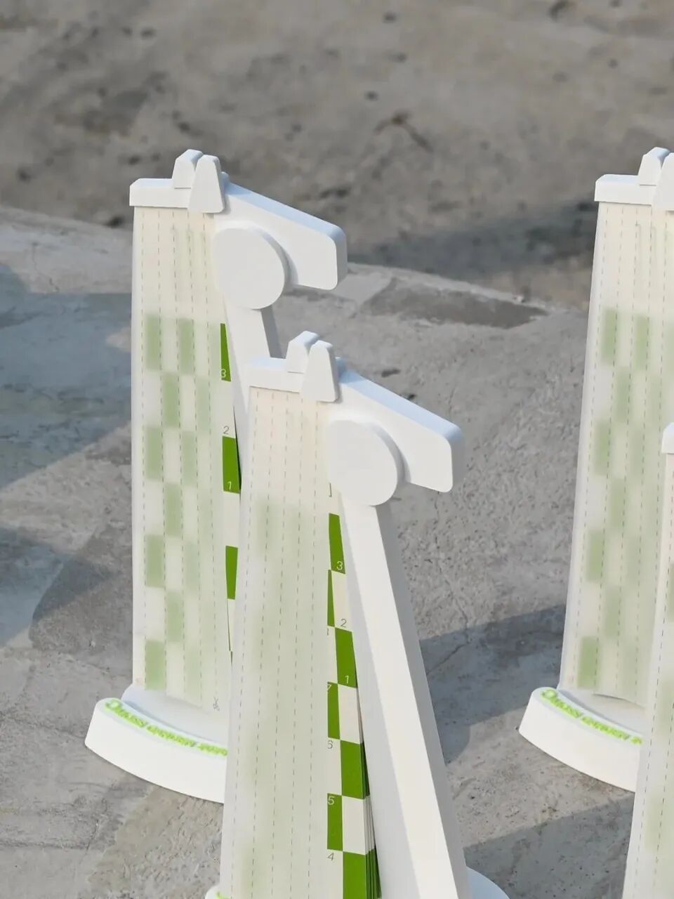 白色计数器装置，顶部马头造型，底部圆形底座印“1”至“5”