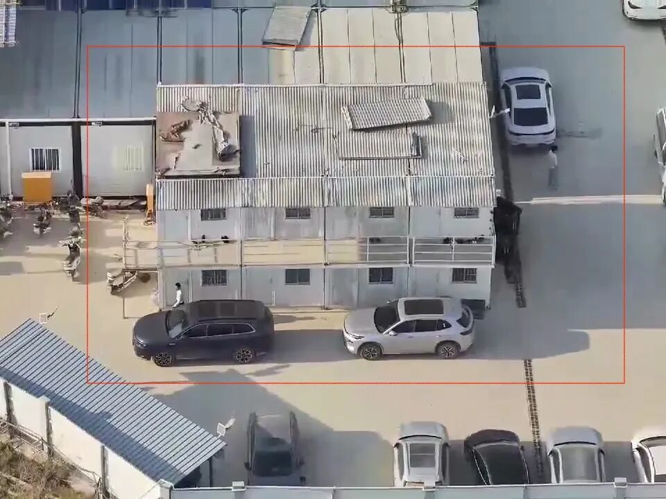 待分析的施工现场俯拍图片，红框标出人员区域