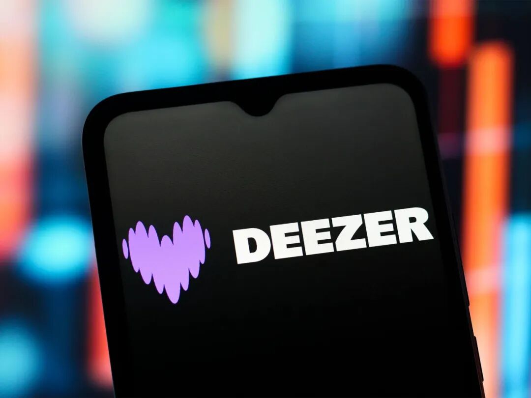 一部智能手机屏幕显示流媒体音乐平台 Deezer 的应用启动界面