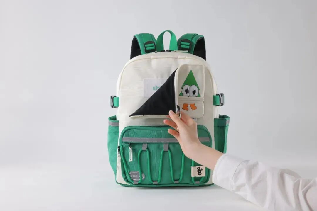 打开儿童背包前袋