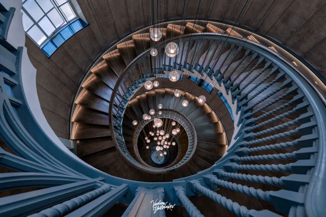 螺旋楼梯俯视图，象征演进之路