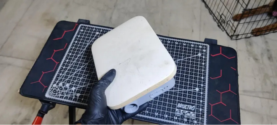 AirFiber改造前的网络设备外壳