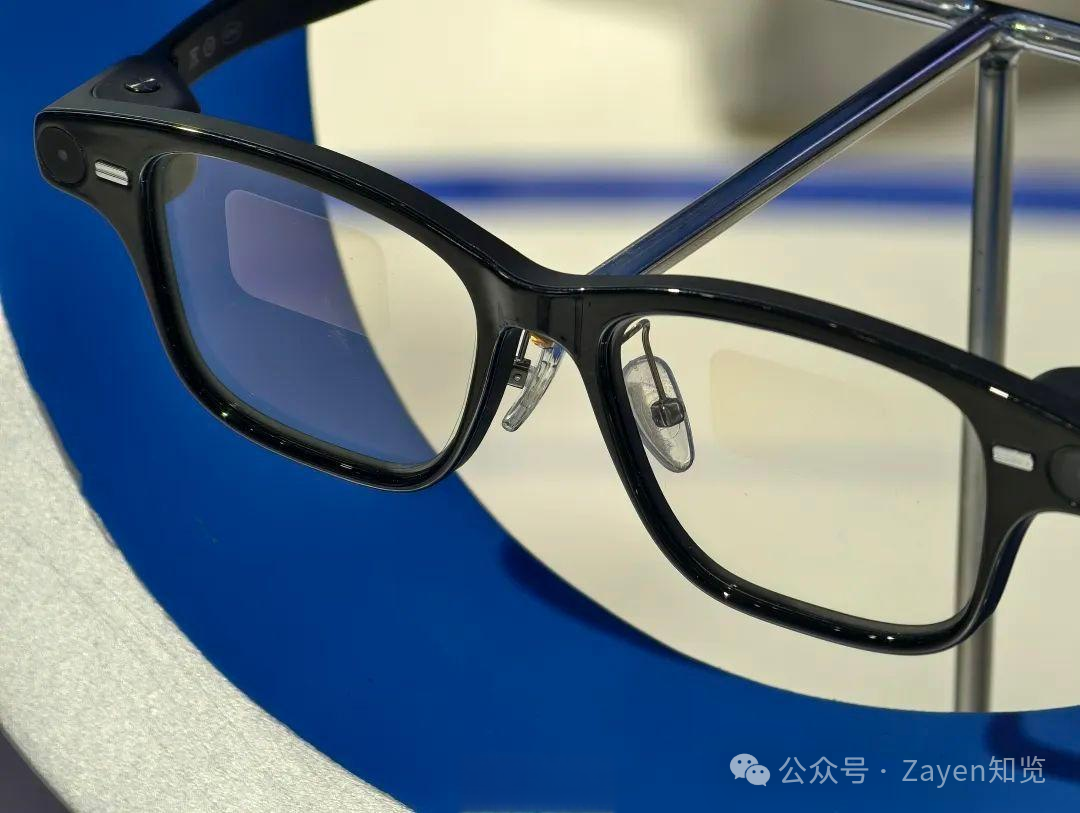 一副黑色智能眼镜的细节特写
