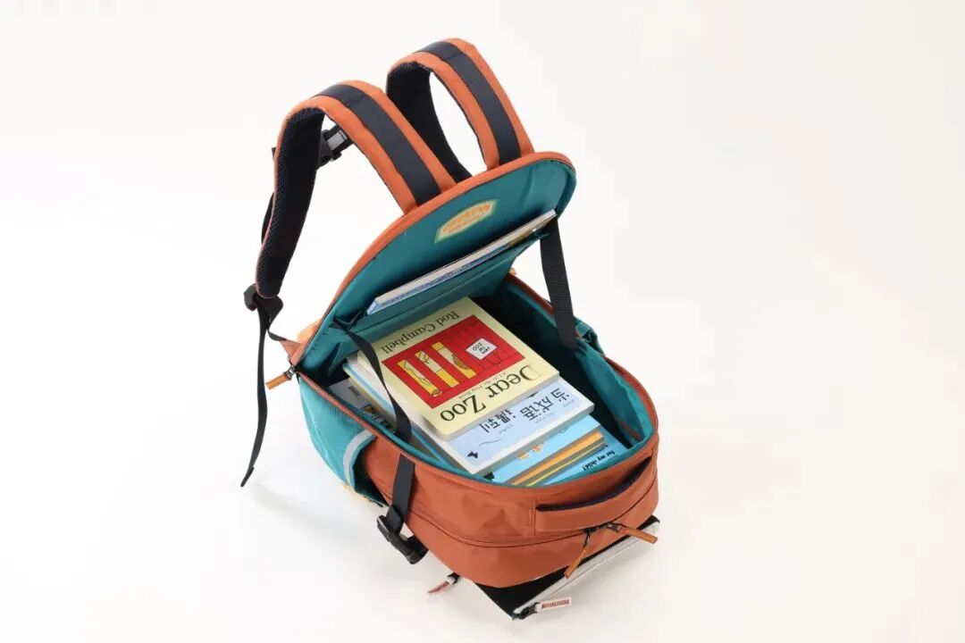 打开的儿童双肩包内部书籍