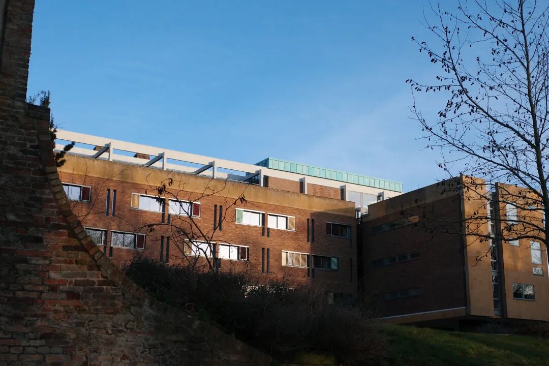 现代风格红砖建筑群与古老砖墙