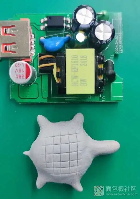 电路板与灰色填充物及乌龟摆件