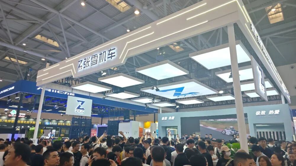 张雪机车在展会现场的火爆场面
