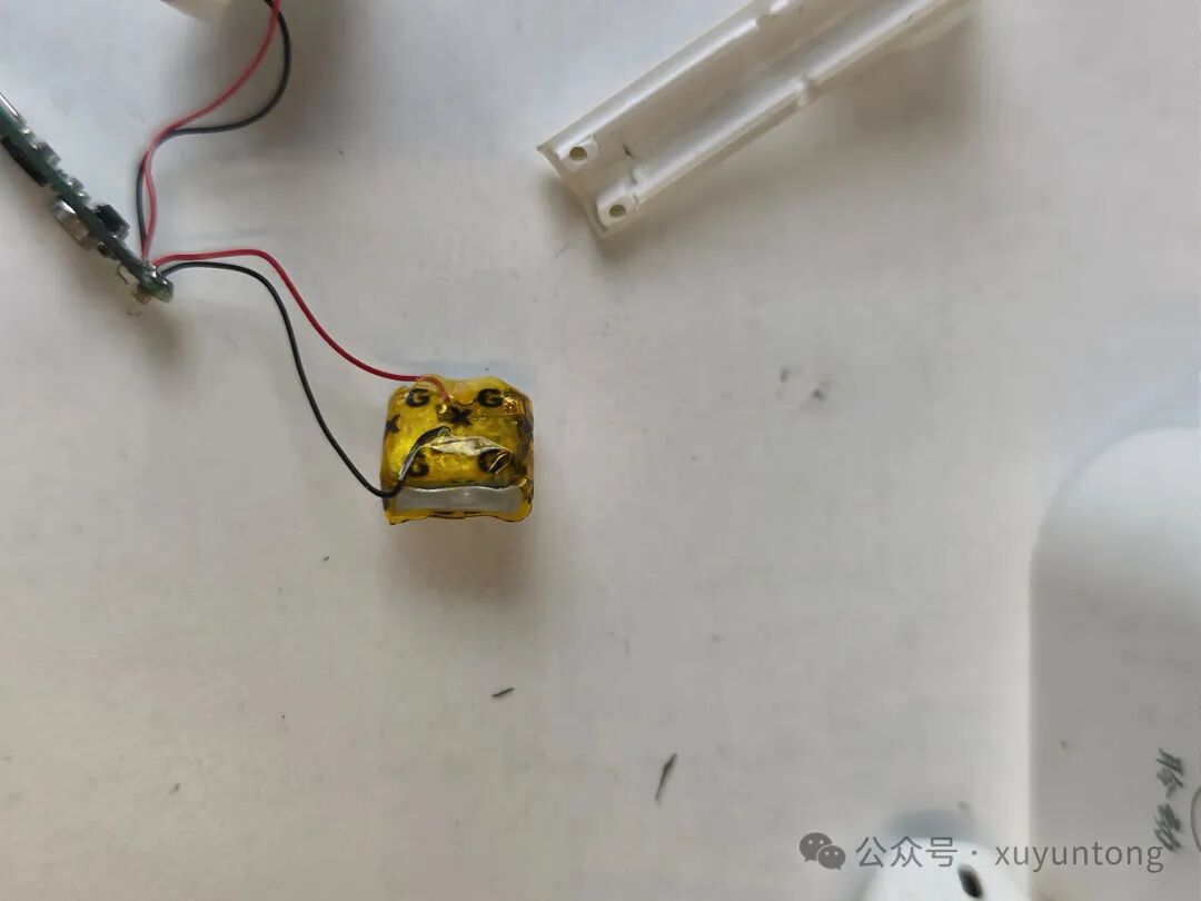 拆出的聆动耳机锂电池