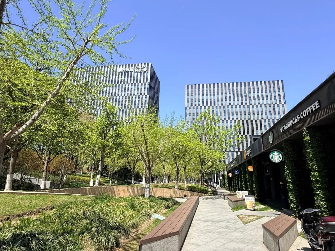 漕河泾咖啡厅街景,可见腾讯控股大楼