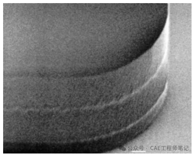 整片氧化物层上图案化的抗蚀剂SEM图