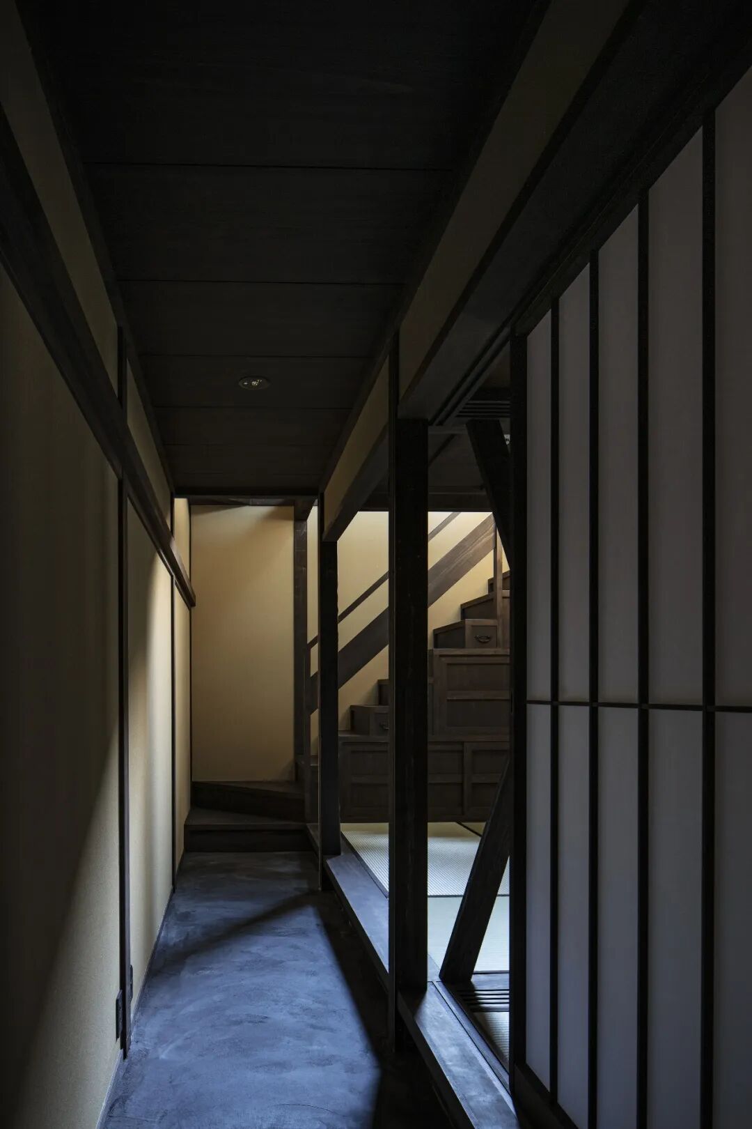 传统风格昏暗走廊