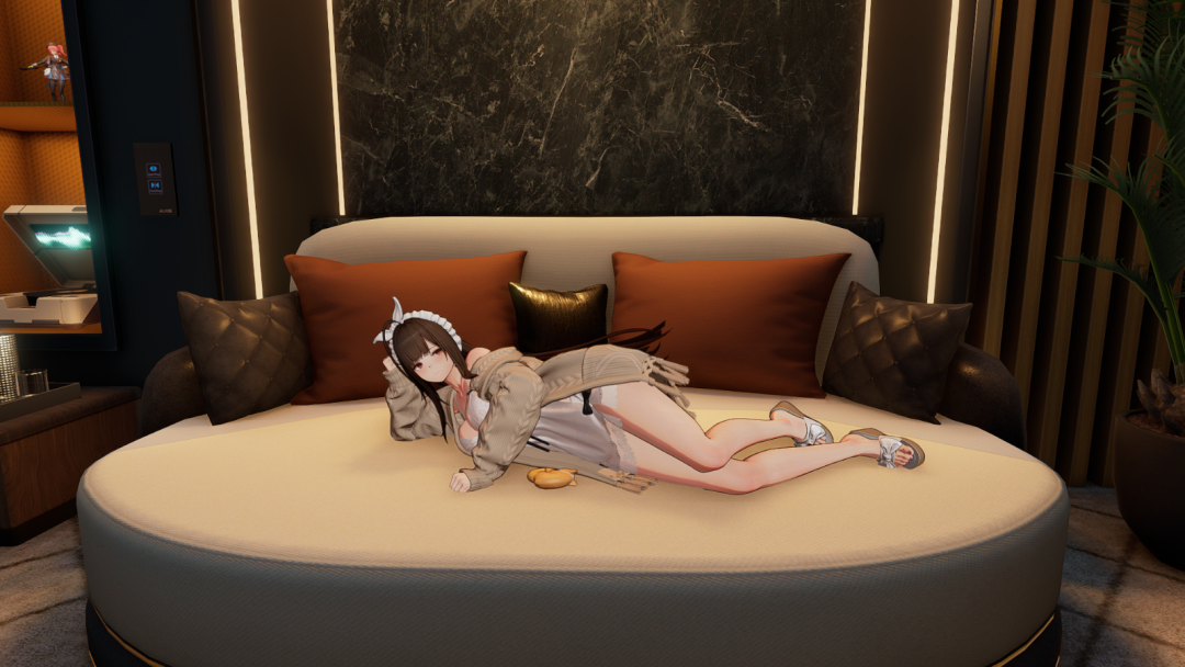 黑发女仆装女性角色侧卧在沙发上，身旁有小黄鸭玩具