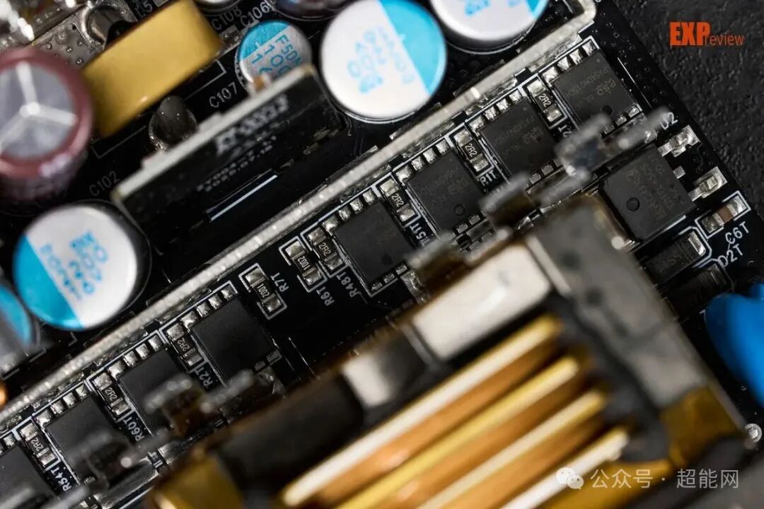 电容、电感与芯片密集分布的PCB区域