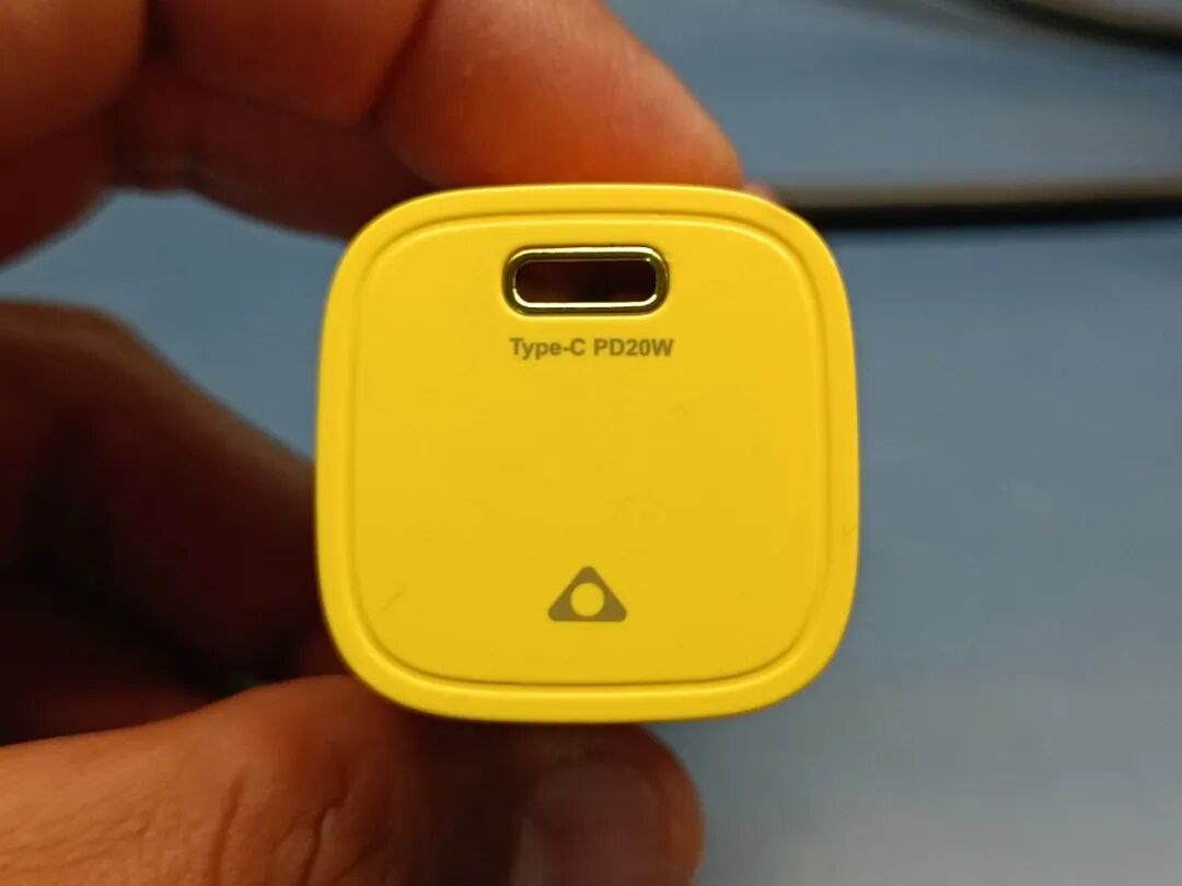 黄色USB-C充电器正面，标示Type-C PD20W，接口清晰可见