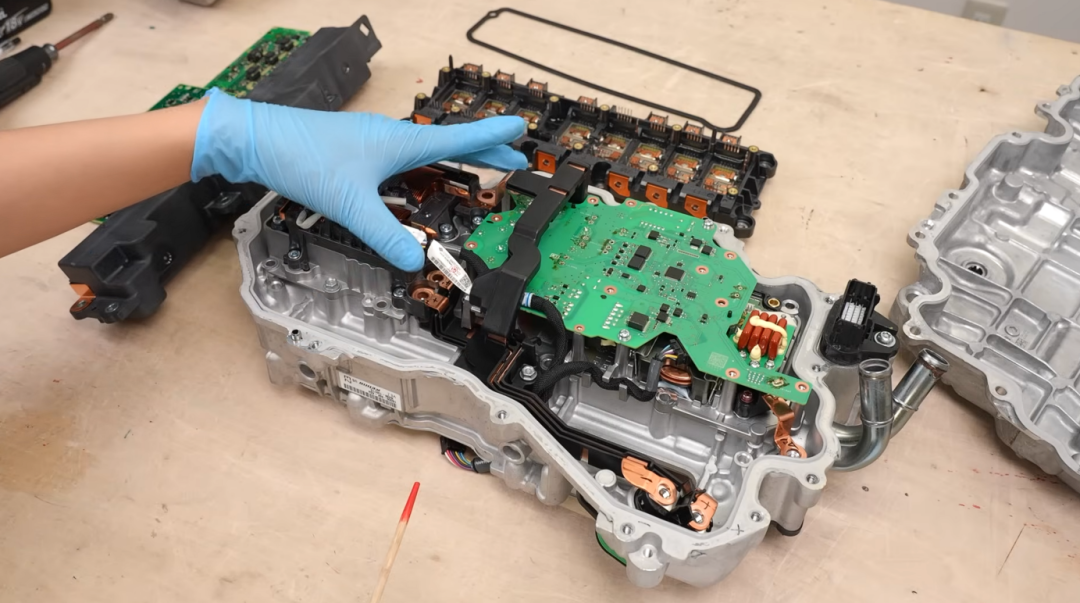 PCU底部拆解，展示层叠母线与内部结构