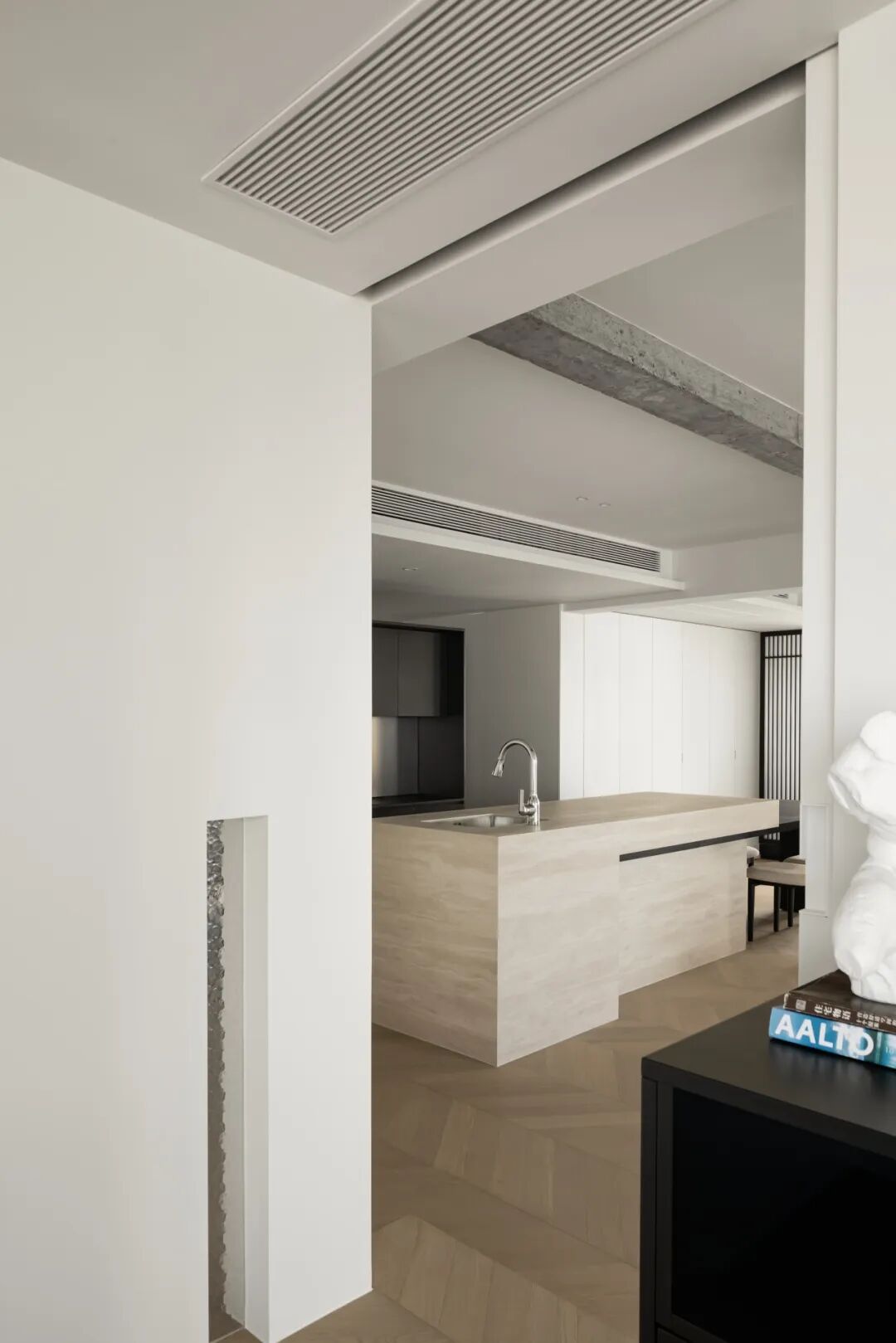 厨房岛台侧视图，台面放置书籍