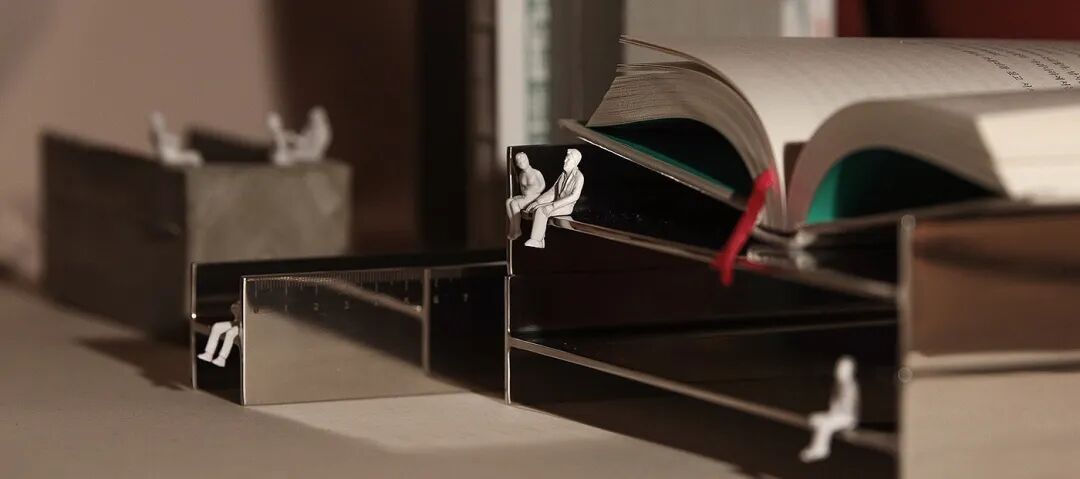 金属书架上的微型人偶场景