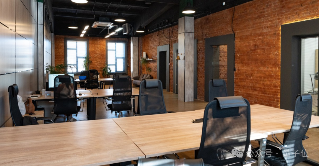现代工业风格的开放式办公空间