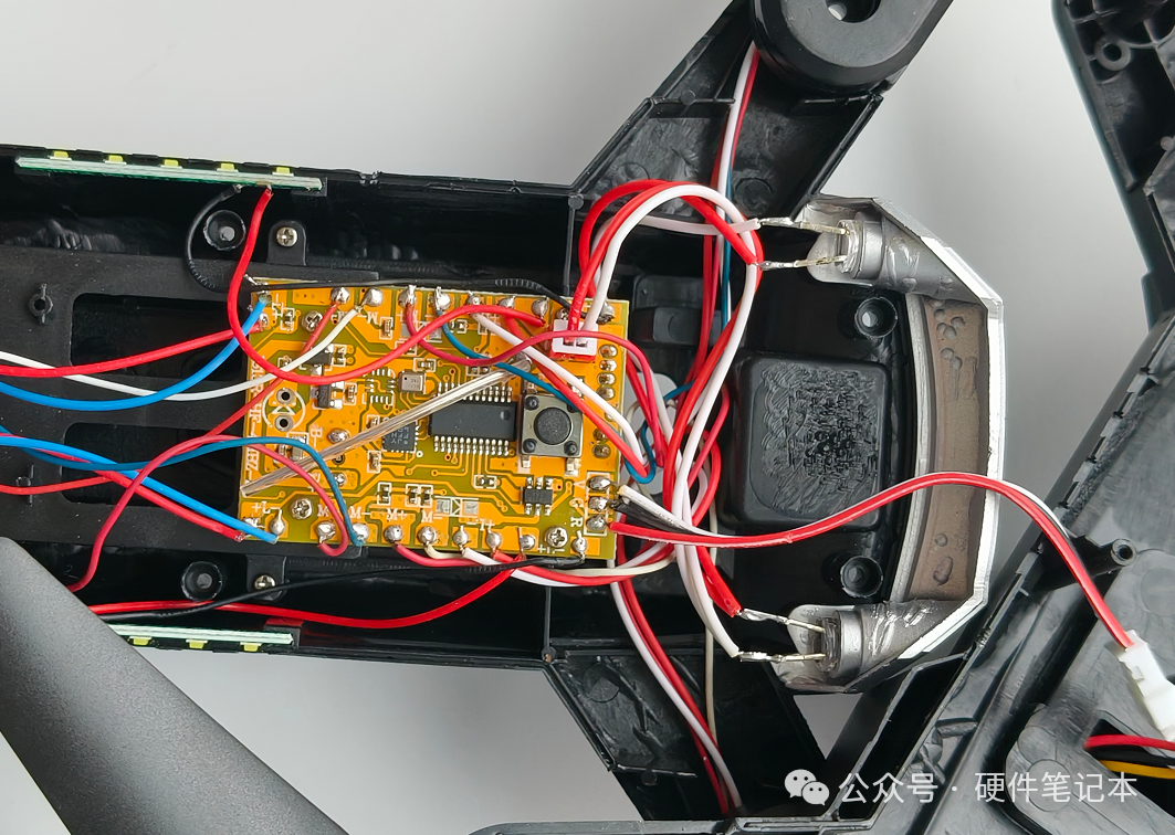 无人机内部复杂的线缆布局