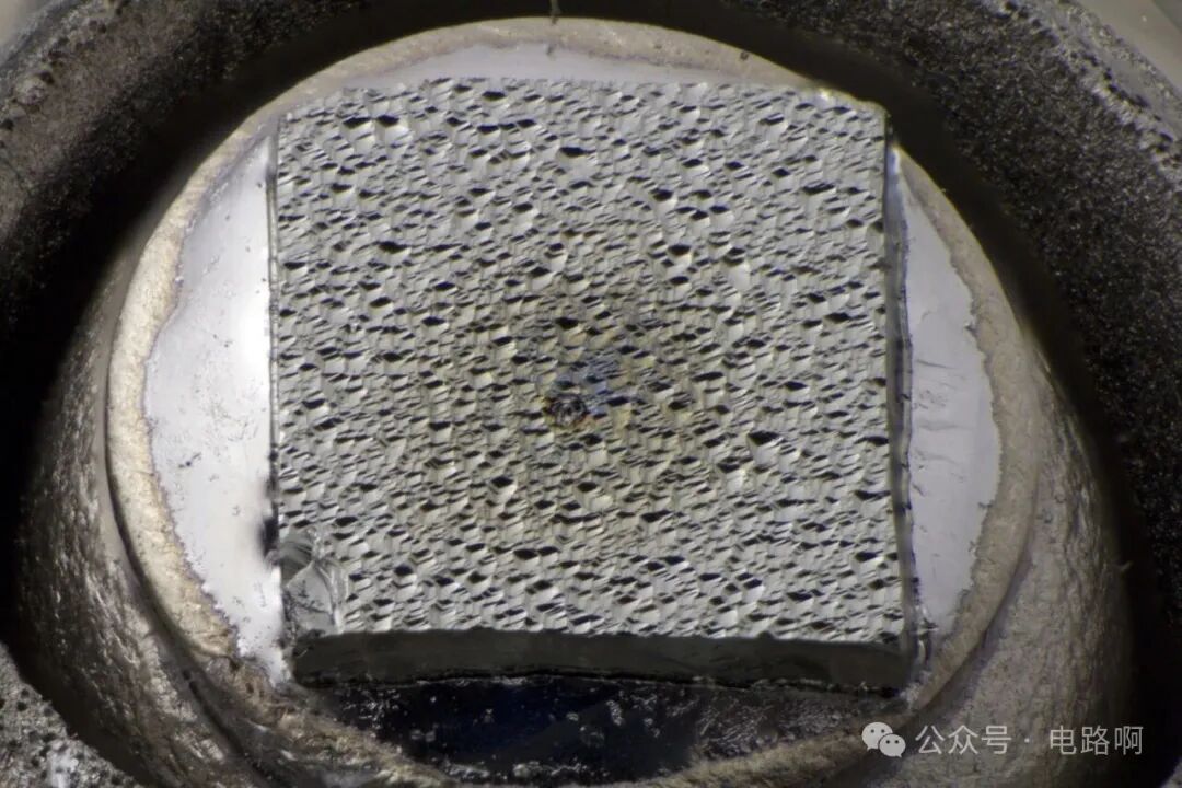 电形成处理在锗片上留下的熔融痕迹