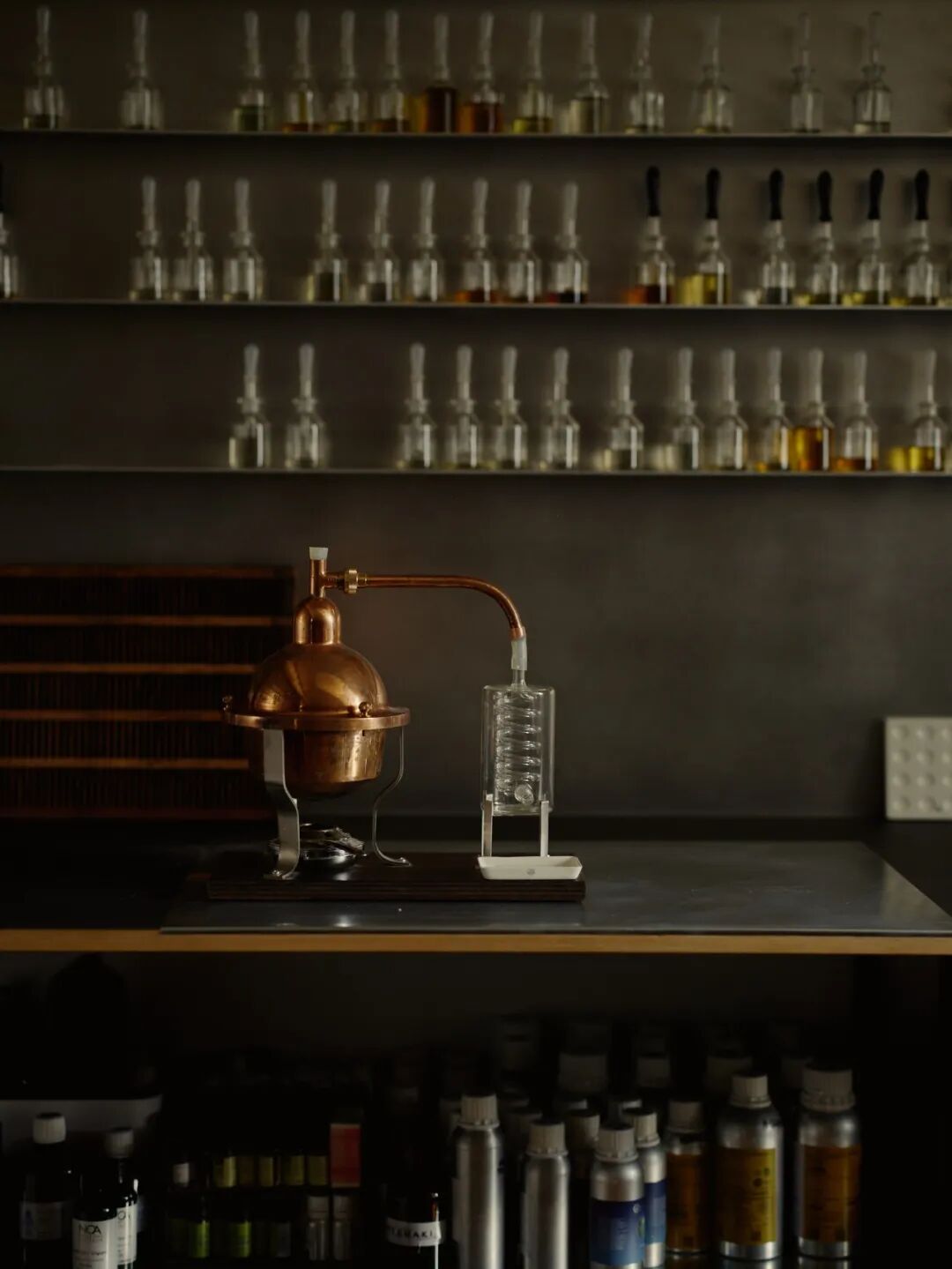 铜制蒸馏设备特写