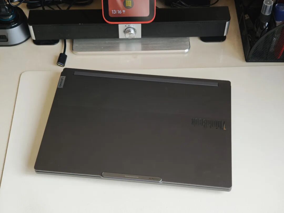 一台合上的联想ThinkBook 16P笔记本置于桌面