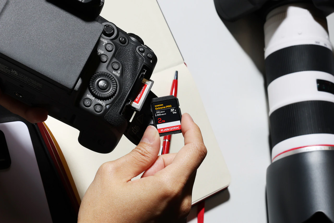 从相机中取出SD卡