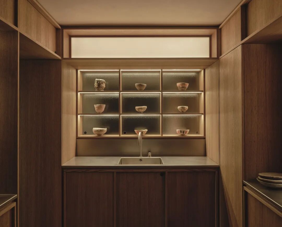 暖色调木质厨房，嵌入式展示柜