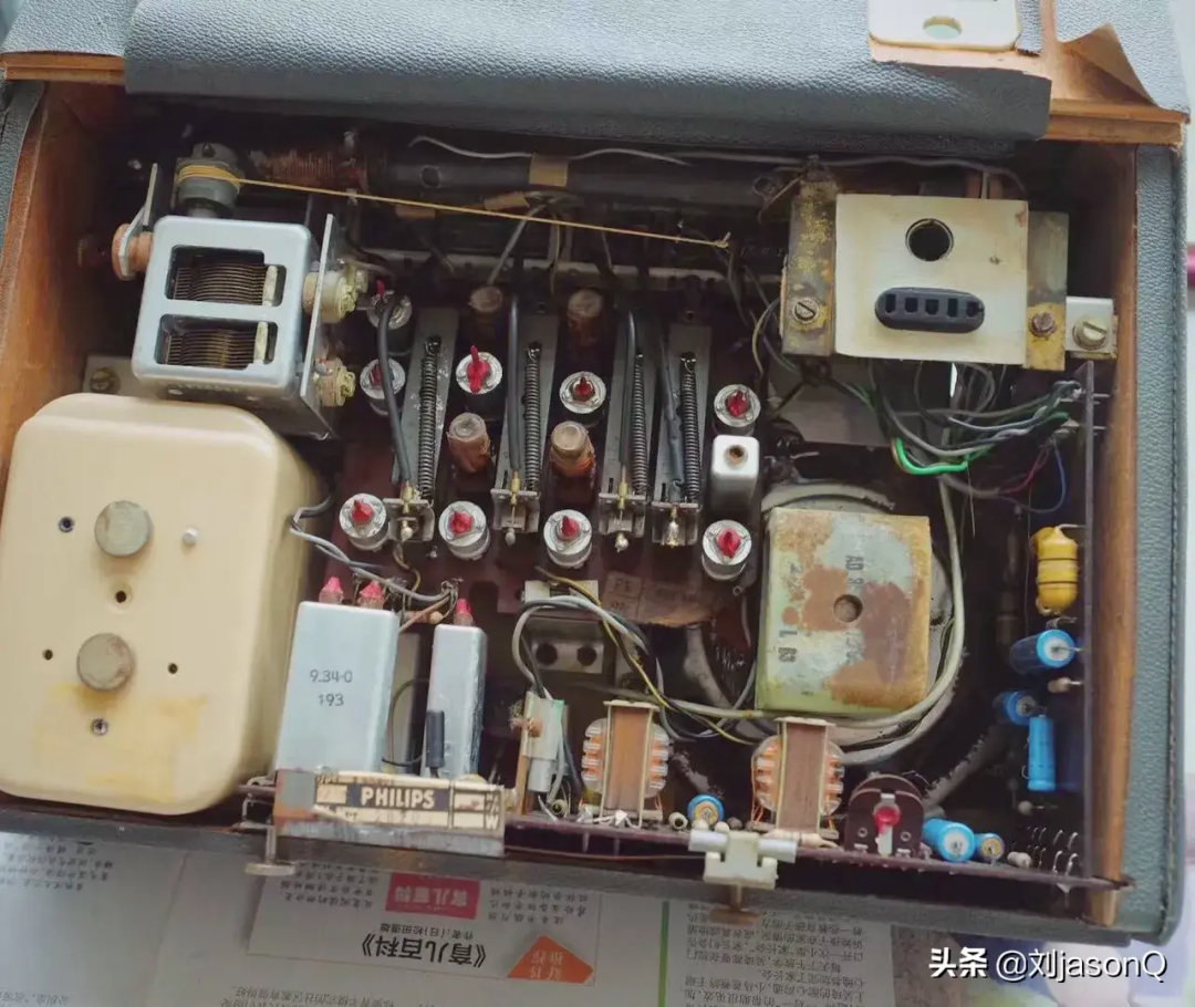 老式设备内部结构，含可变电容器、变压器等元件