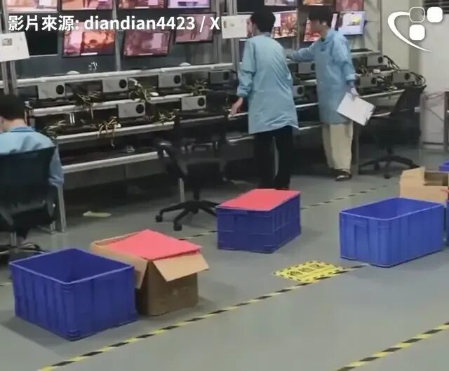 工厂内部监控画面中的技术人员和测试设备